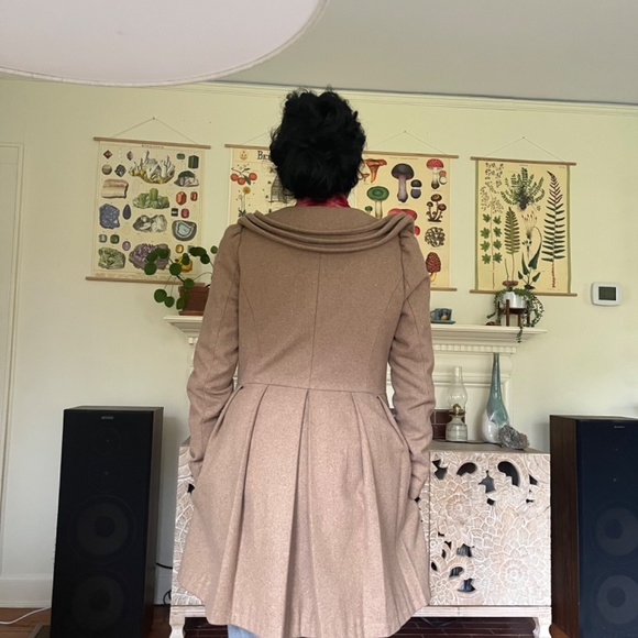 Modcloth Dramatic Twisted collar camel pleated vintage-style coat, size small - Picture 11 of 11
